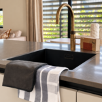 Keukendoeken Hello Guest in keuken vakantiehuis