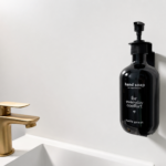 Luxe handzeep Hello Guest in wandhouder bij wastafel
