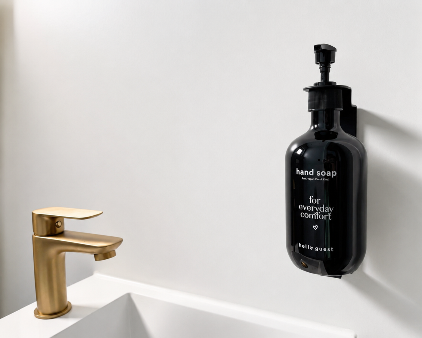Luxe handzeep Hello Guest in wandhouder bij wastafel